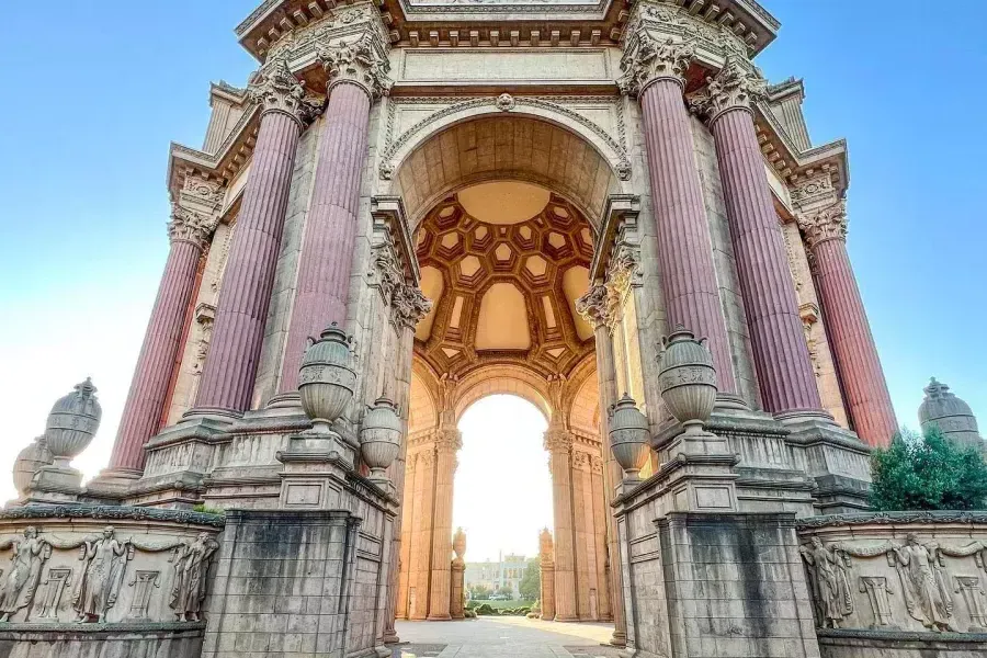 Vue rapprochée du Palais des Beaux-Arts en levant.